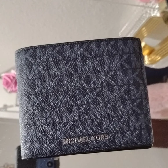 Michael Kors Cooper Wallet with Passcase - Picture 9 of 9